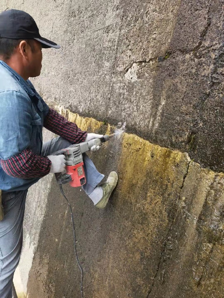 地下室建筑面澆完之后漏水怎么修？